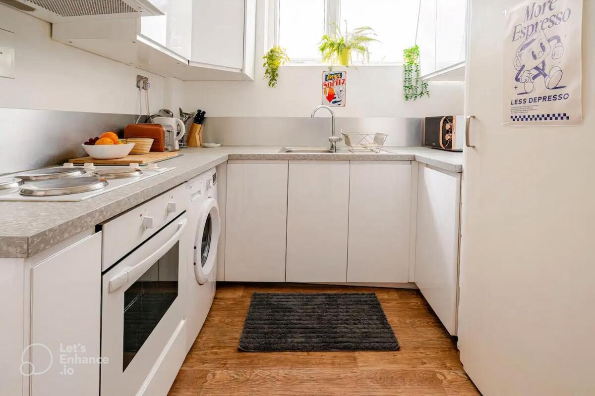Smart 2br With Rooftop View London