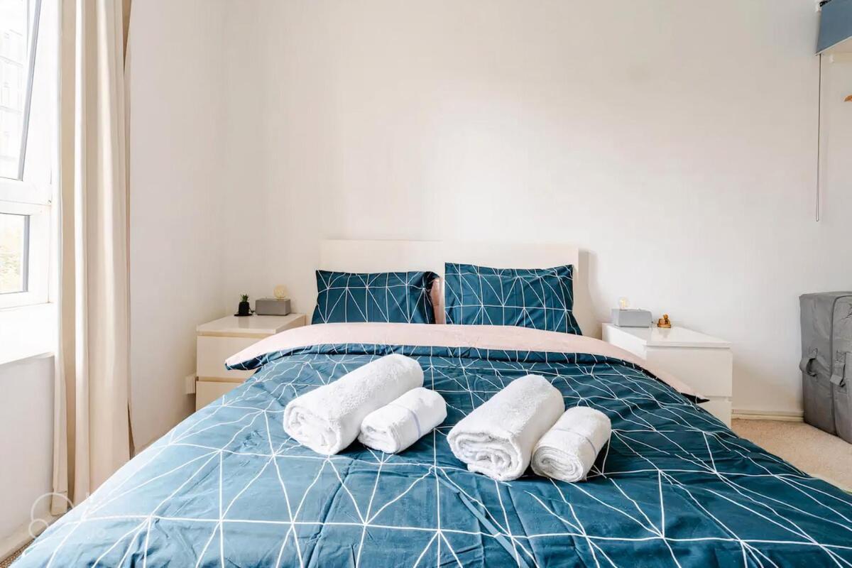 Smart 2br With Rooftop View London